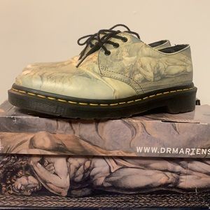 Dr. Martens so classy leather shoes ! 💚